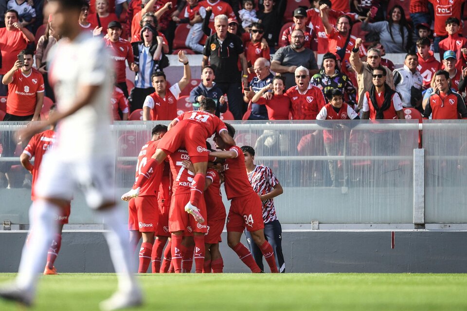 Independiente celebró el triunfo con un gol en el descuento (Fuente: Télam)