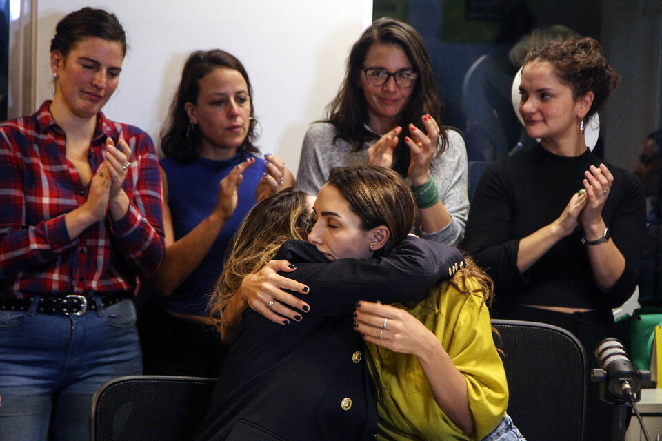El abrazo de Thelma Fardín y su abogada en la conferencia de prensa. (Fuente: NA)