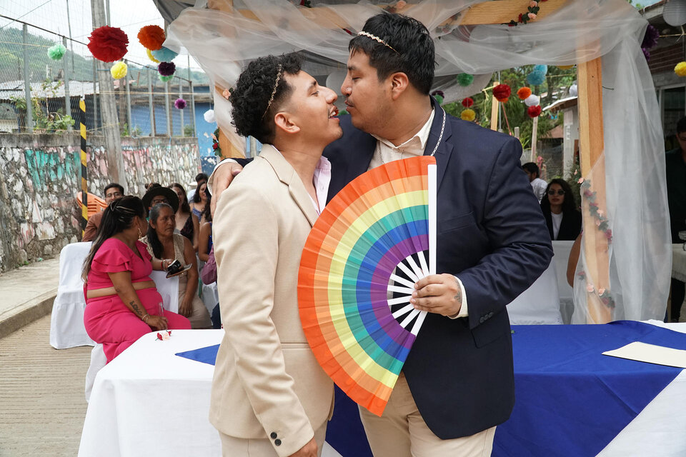 Adrián Rojas y Luis Fernando Vargas se casaron en una comunidad indígena en el estado sureño de Oaxaca (Fuente: EFE)