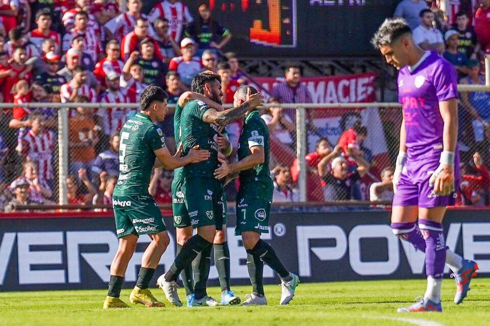 Todos los abrazos son para Toledo, el goleador del Verde de Junín (Fuente: NA)