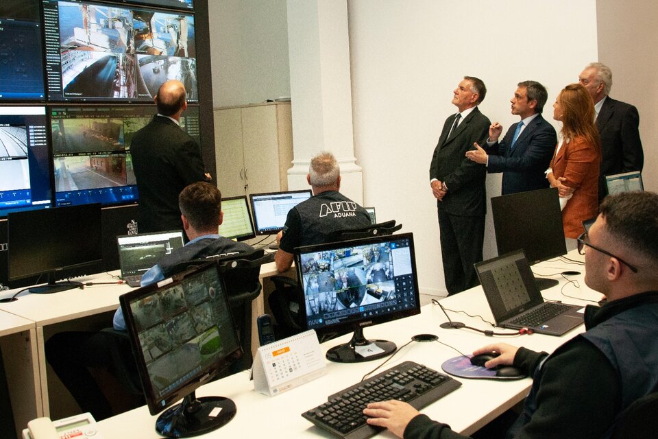 Carlos Castagnetto y Guillermo Michel en el renovado centro de monitoreo