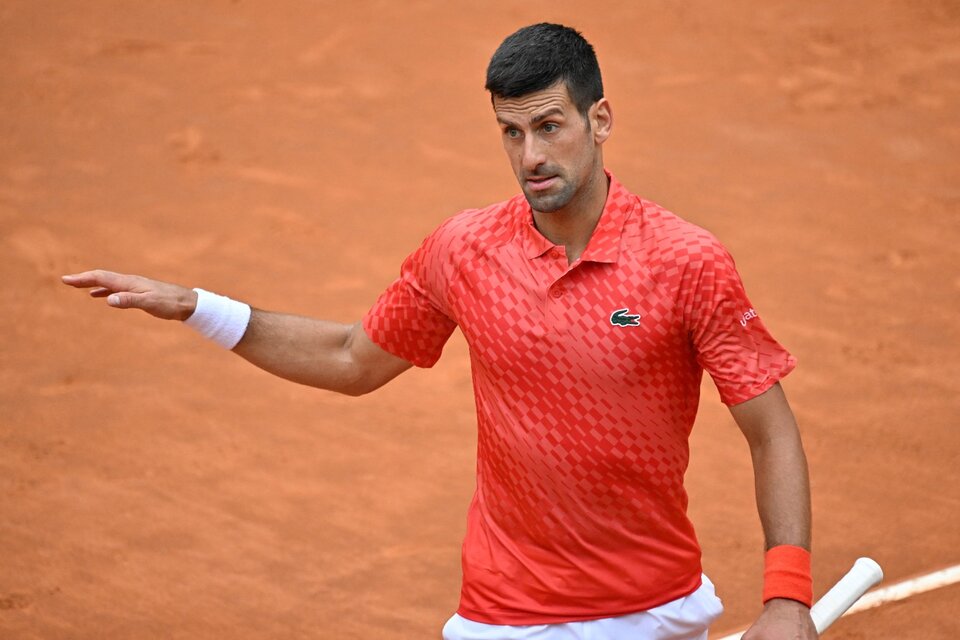 La calentura de Djokovic al recibir un pelotazo por la espalda (Fuente: AFP)