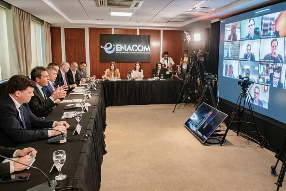 Sergio Massa y Claudio Ambrosini, de Enacom, realizaron el anuncio.