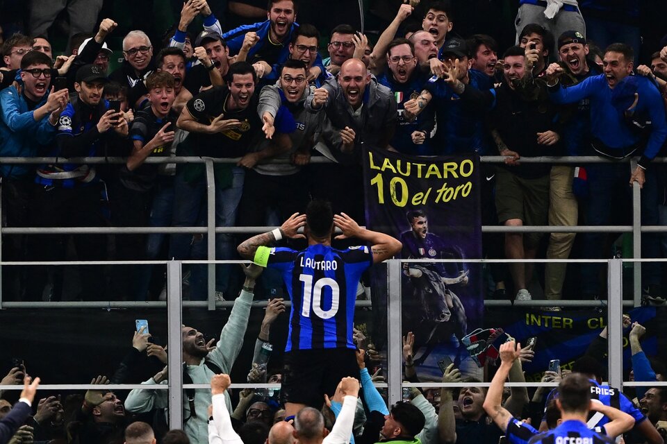 El Toro Lautaro Martínez festeja con los hinchas su gol frente al Milan. (Fuente: AFP)
