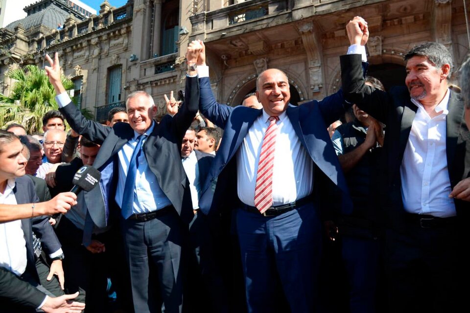 Juan Manzur junto a Osvaldo Jaldo y Miguel Avecedo, los candidatos a gobernar Tucumán.