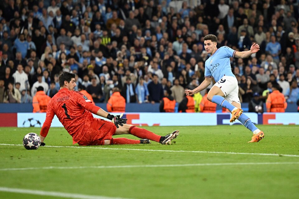 Julián Alvarez metió el cuarto gol del Manchester City, en la primera pelota que tocón, al reemplazar al noruego Erling Haaland. (Fuente: AFP)