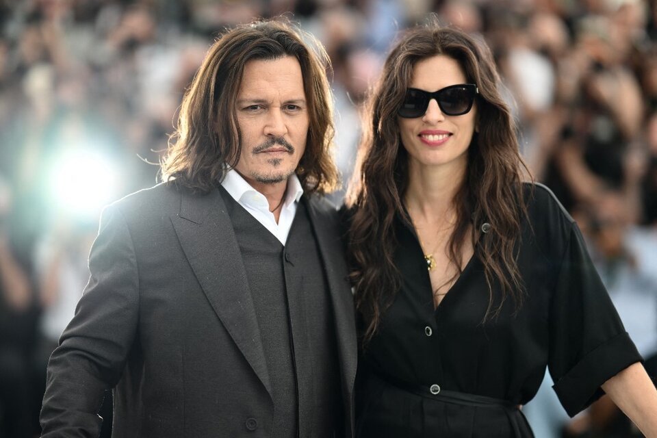 Johnny Depp se presentó junto a la actriz y directora Maïwenn, en el Festival de Cannes. Imagen: AFP.