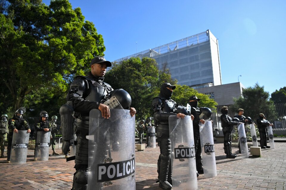 Policías custodian la sede de la Asamblea Nacional despues de la "muerte cruzada". (Fuente: AFP)