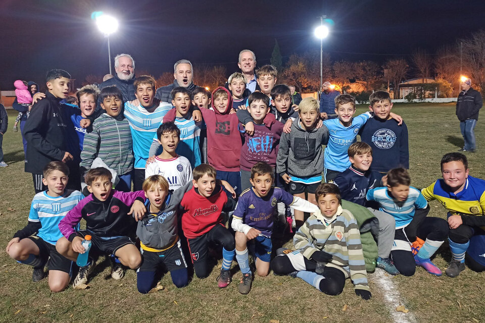 El senador nacional Marcelo Lewandowski y el senador provincial Miguel Rabbia visitando un club. 