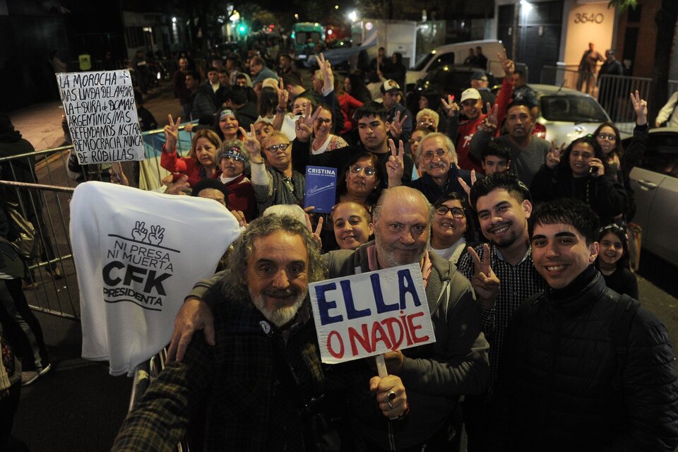 Los militantes respaldaron a Cristina en Olleros al 3500, en la puerta del canal C5N (Foto: Télam).