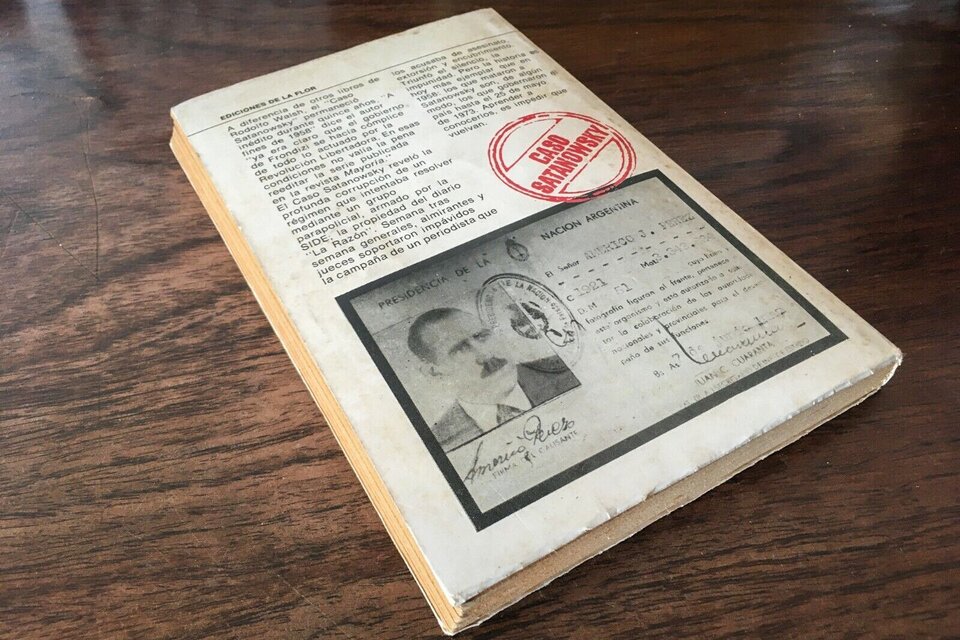 La edición original del libro, con el rostro de Pérez Gris en la contratapa. 