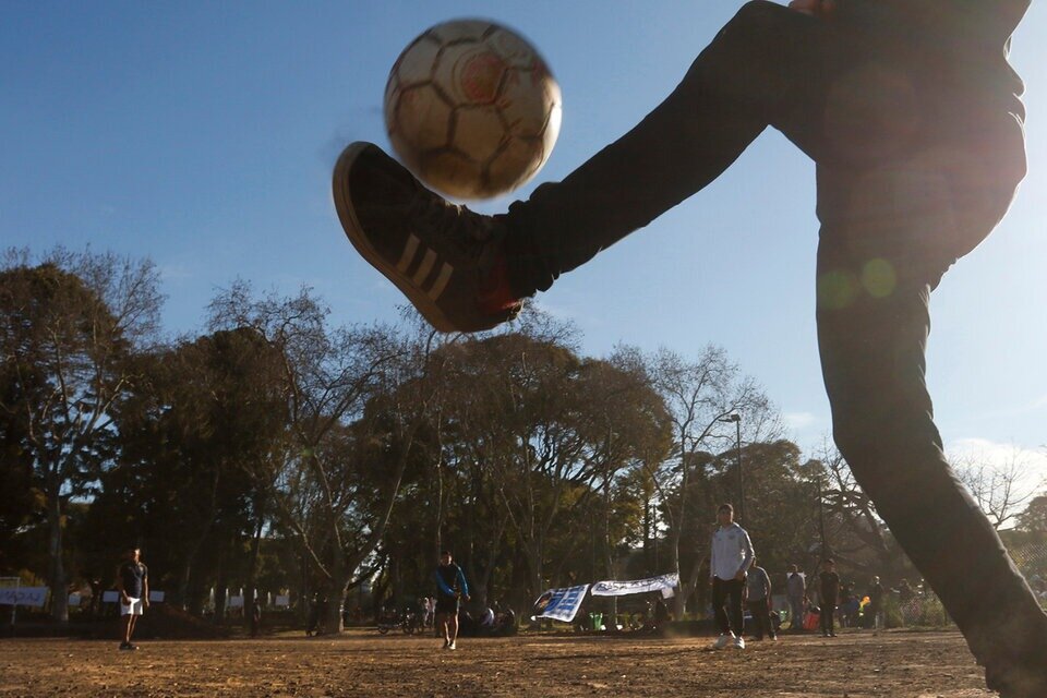 Chicos jugando al fútbol en un parque (Fuente: Leandro Teysseire)