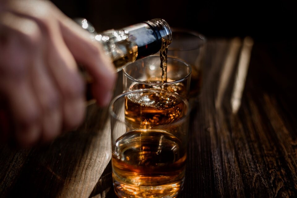 El whisky es una bebida alcohólica obtenida por la destilación de la malta fermentada. (Foto: Freepik)