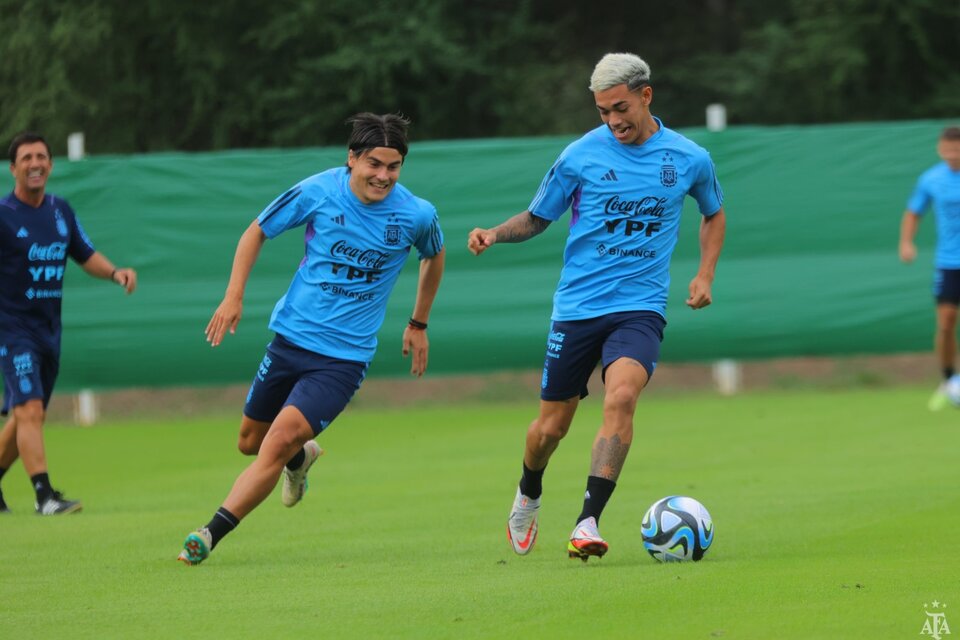 Luka Romero y Juan Gauto. Fútbol y sonrisas en la práctica de la Sub 20 (Fuente: Prensa AFA)