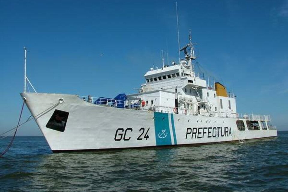 El guardacostas GC24 de la Prefectura Naval atravesó el Canal Magdalena.