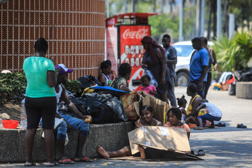 Más de 150 migrantes haitianos fueron trasladados por el Instituto Nacional de Migración de México desde Ciudad de México a Acapulco, donde les habían prometido permisos de tránsito. (Fuente: EFE)
