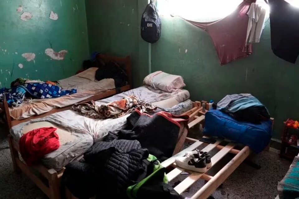 Al menos 12 personas --entre ellas un menor-- se encontraban viviendo en el lugar en condiciones de extrema precariedad.