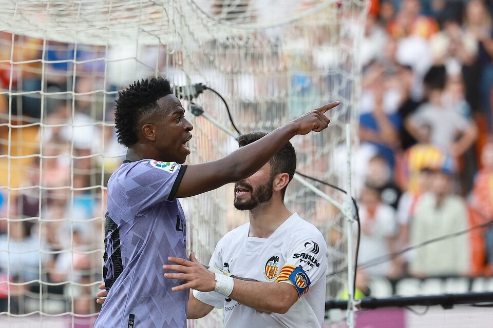 Vinicius Jr. señala al hincha racista mientras el partido estaba parado (Fuente: AFP)