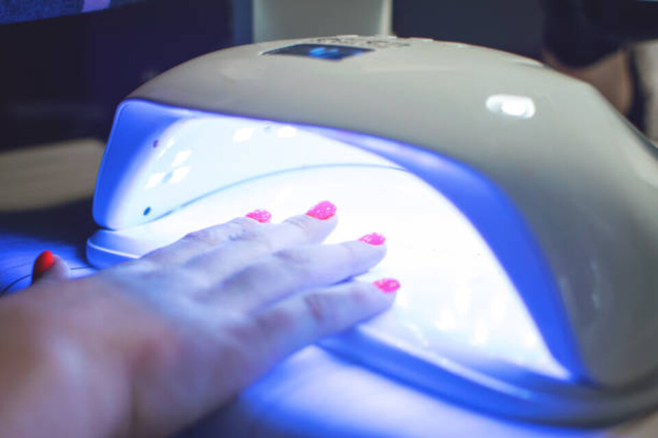 Poco se conoce sobre los efectos de las luces emitidas por los secadores de esmalte para uñas disponibles en los centros de belleza.(Foto: Istock)