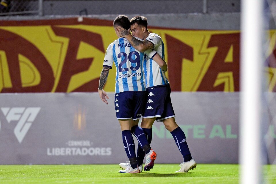 Reniero se saluda con Moreno luego de su gol (Fuente: NA)