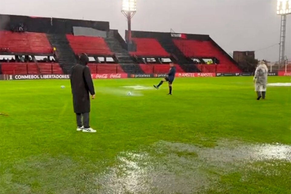 La cancha de Patronato, inundada. (Fuente: Captura de pantalla)