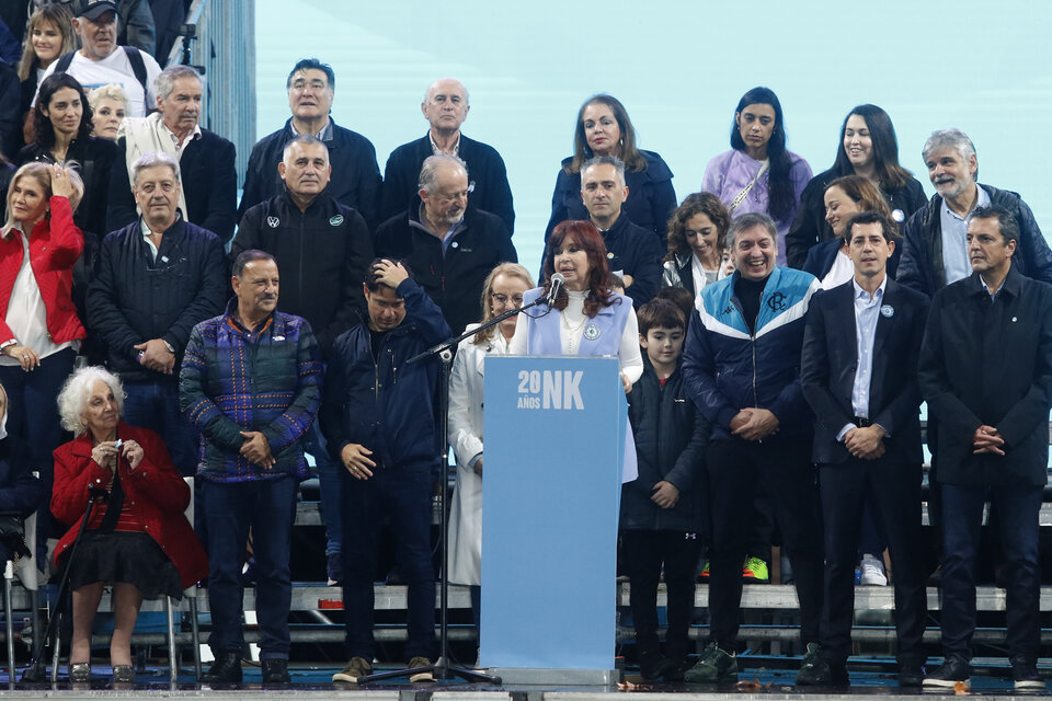 Cristina Kirchner junto a Wado de Pedro, Sergio Massa, su hijo Máximo y sus nietos, entre otras figuras. (Fuente: Leandro Teysseire)