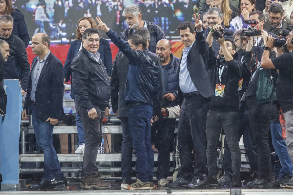 En el escenario, Wado de Pedro y Axel Kicillof saludan a la multitud que se acercó a la Plaza.  (Fuente: Leandro Teysseire)