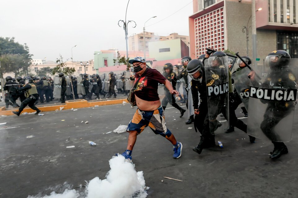 Un manifestante enfrenta a policías durante una protesta en el centro de Lima.  (Fuente: Xinhua)