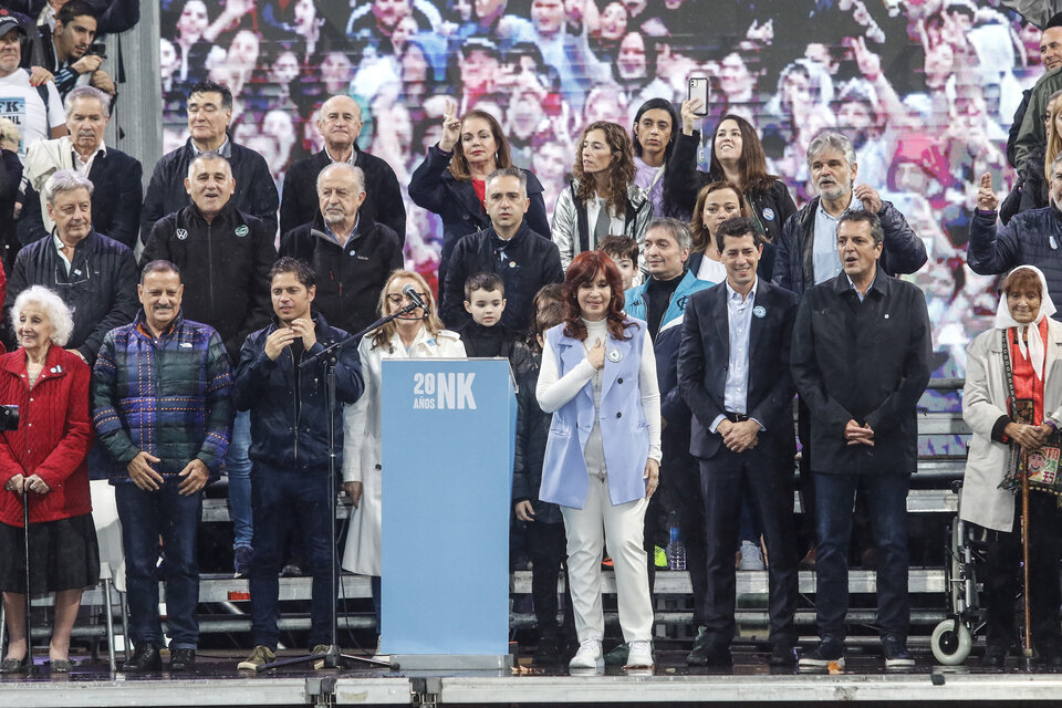 Cristina Fernández de Kirchner en el escenario de Plaza de Mayo junto sus principales armadores electorales. (Fuente: Leandro Teysseire)