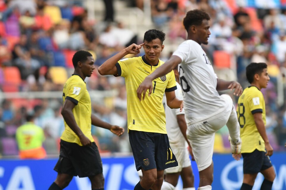 Zambrano marcó doblete para el Tri, que vapuleó a Fiji (Fuente: Télam)