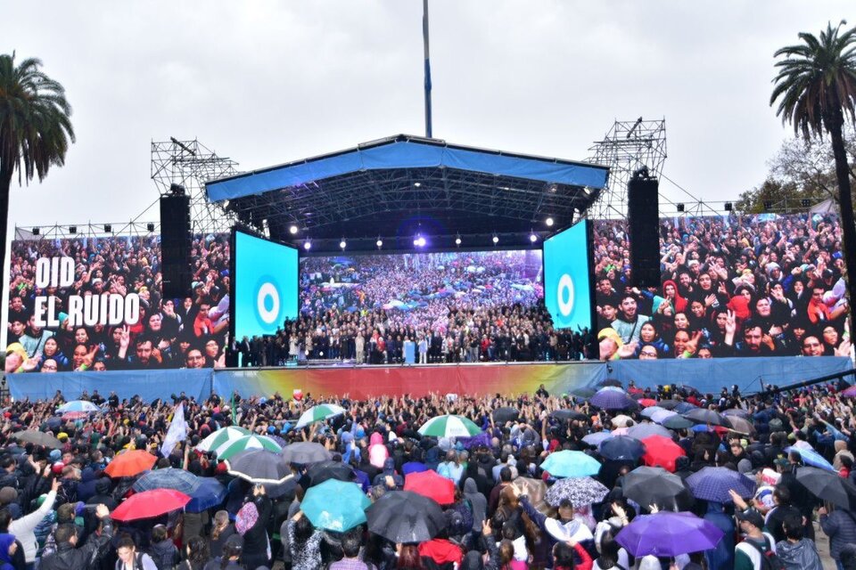 La multitud frente al escenario montada en Plaza de Mayo, el jueve.  (Fuente: Twitter Mayra Mendoza)