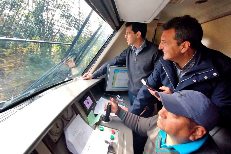 Wado de Pedro y Sergio Massa en la cabina del nuevo tren.