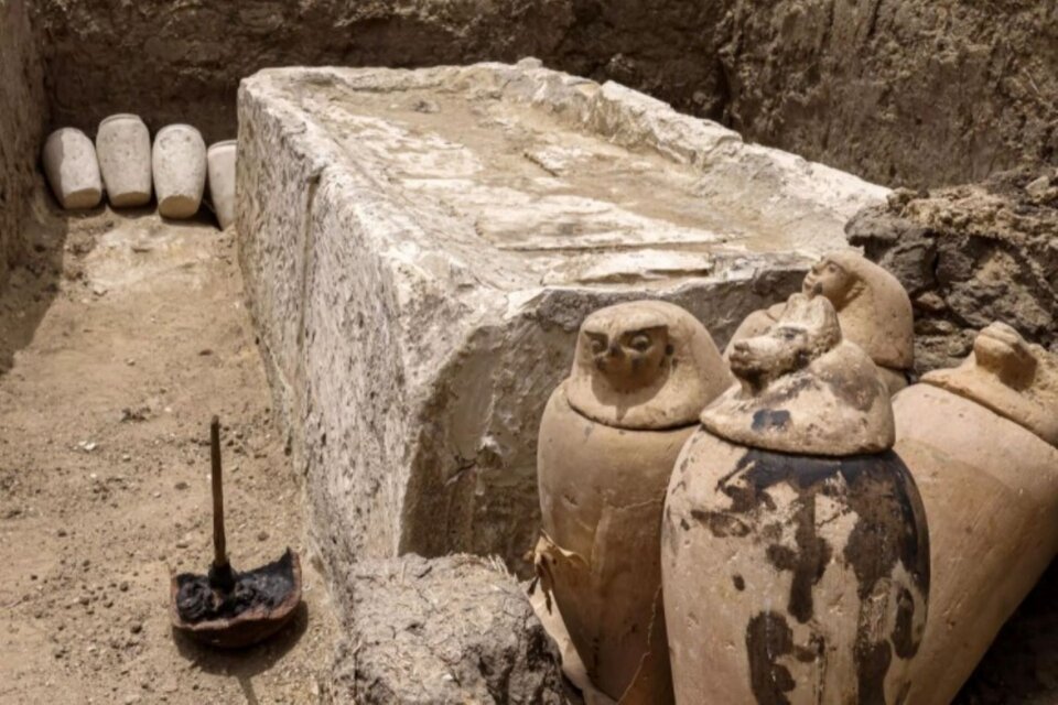 Parte del descubrimiento dado a conocer de dos talleres de embalsamamiento, en la necrópolis de Menfis. (Fuente: AFP)