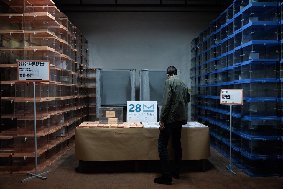 Una persona recorre el almacén electoral de Valencia antes de la elección. (Fuente: EFE)