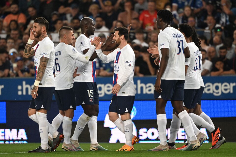 Todos celebran con Messi, que anotó el gol con el que el PSG se consagró por 11º vez en el torneo francés (Foto: AFP).