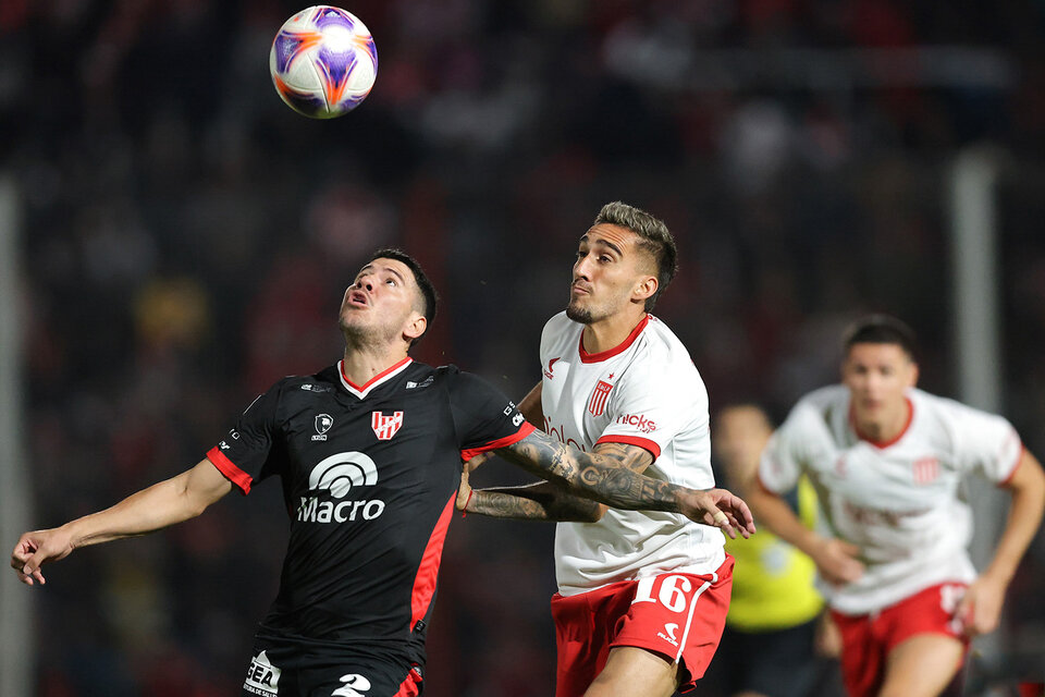 Juan Franco y Mauro Méndez luchan por la bola. (Fuente: NA)