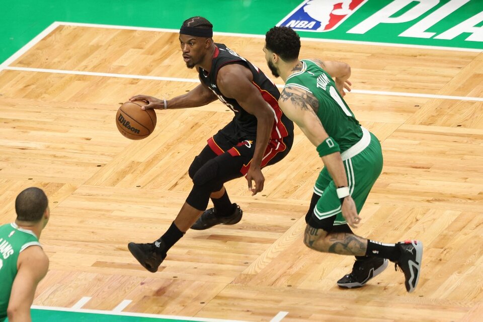 Jimmy Butler encara a Jayson Tatum. El de Boston se dobló el tobillo en la primera acción y jugó lesionado todo el partido (Fuente: AFP)