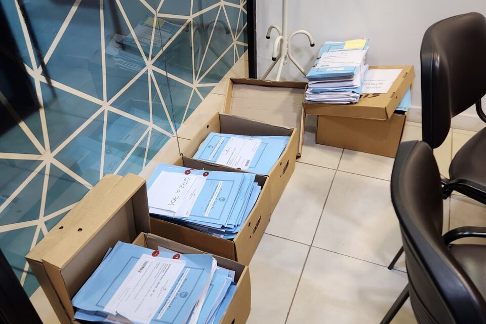 Las cajas con los expedientes de las listas oficializadas anoche en el Tribunal Electoral.