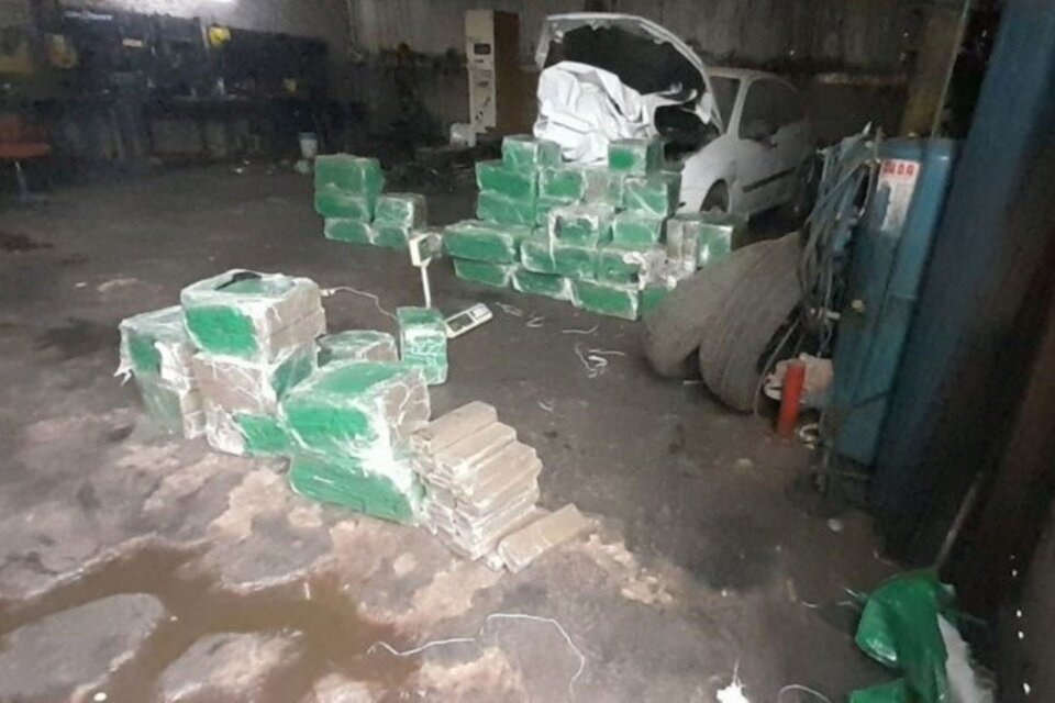 Los más de 500 kilos de marihuana que se encontraron en el galpón-taller mecánico en Funes, Santa Fe.