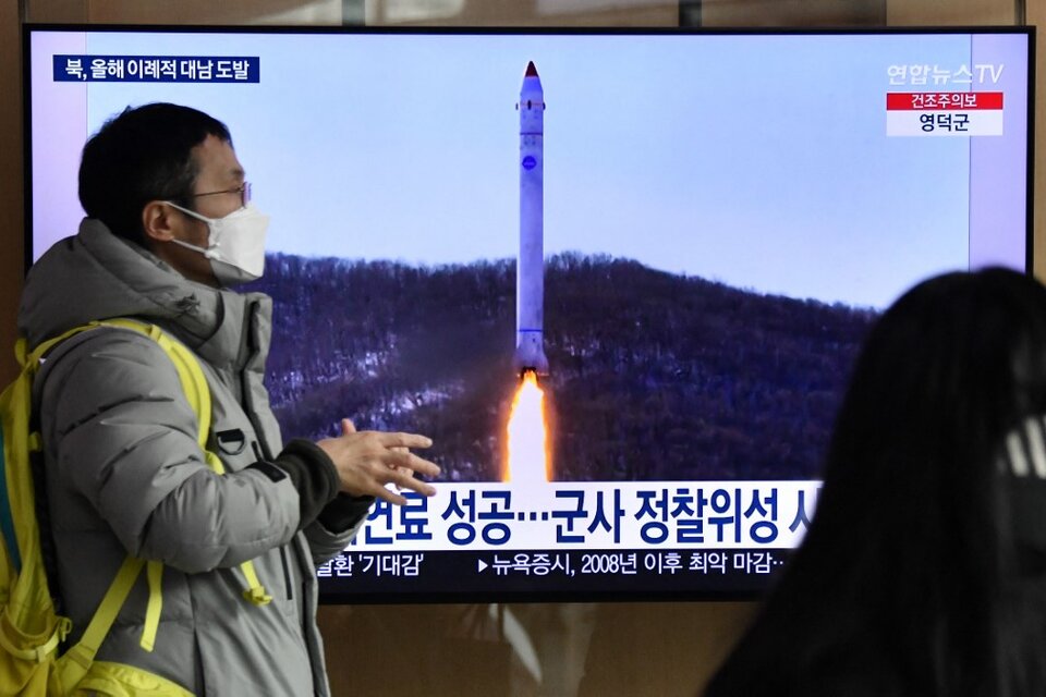 Una pantalla de televisión en una estación de tren de Seúl muestra imágenes de archivo de una prueba de misiles de Corea del Norte. (Foto: AFP)