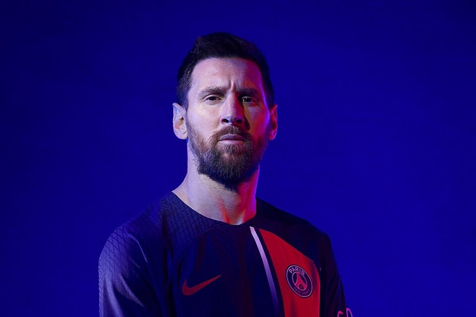 Messi lució la camiseta de la temporada 2023/2024, aunque no jugará en esa campaña (Fuente: Twitter PSG)