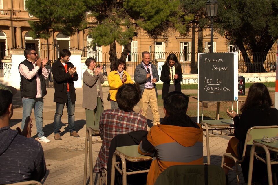 Clase pública en Plaza Sarmiento