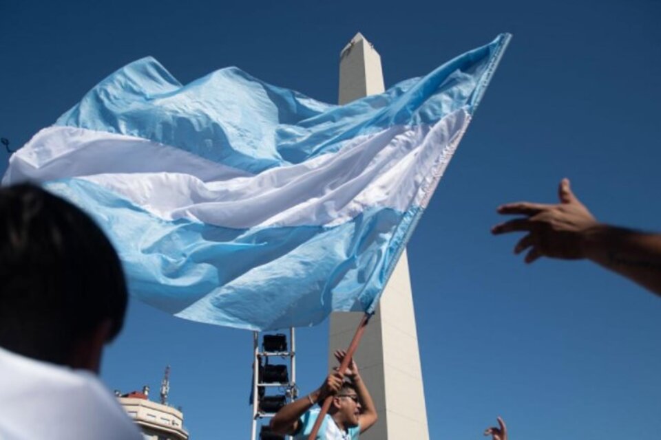La primera bandera flameó en las barrancas de Rosario, Santa Fe, creada por Manuel Belgrano. (Fuente: Télam)