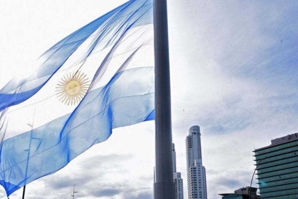 La primera bandera flameó en las barrancas de Rosario, Santa Fe, creada por Manuel Belgrano. (Fuente: Télam)