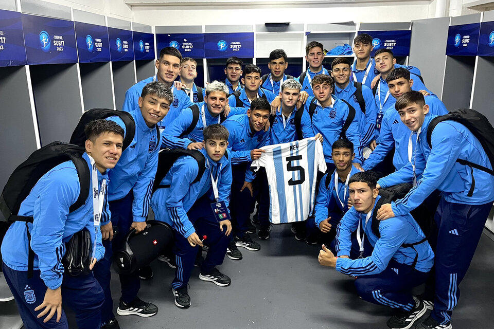 El plantel Sub 17 con la camiseta de Camilo Rey Domenech (Boca), quien se fracturó en la primera fecha del Sudamericano (Fuente: Prensa AFA)