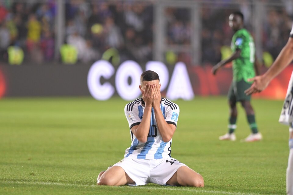 Valentín Carboni no puede creer una de las situaciones falladas durante el partido. Argentina, afuera (Fuente: Télam)