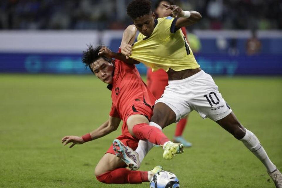 El delantero de Ecuador Nilson Angulo disputa el balón con el coreano Hyunbin Park. (Fuente: EFE)
