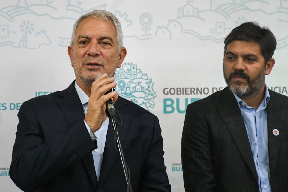 Julio Alak en Florencio Varela, junto al jefe de Asesores, Carlos Bianco.  (Fuente: Prensa Julio Alak)