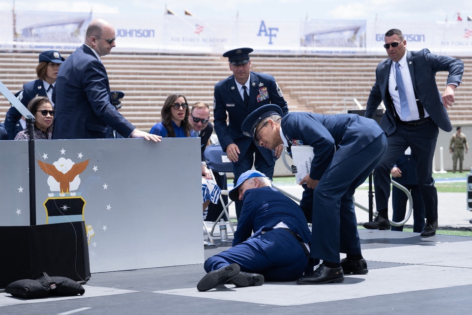 Joe Biden se cayó durante un acto