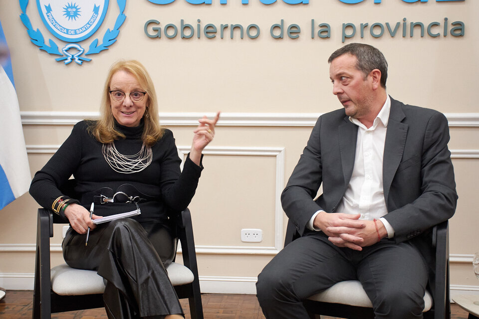 Kirchner y su ministro de Economía, Finanzas e Infraestructura, Ignacio Perincioli durante el anuncio.  (Fuente: Santa Cruz)